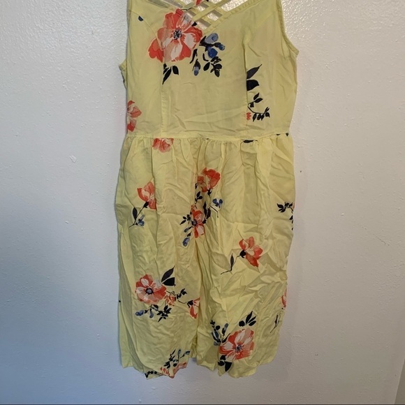 SO Sundress Cross Neck Yellow Floral - Picture 4 of 10